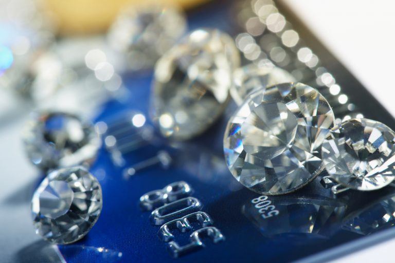 Эксперты рекомендуют россиянам вкладывать свои сбережения в бриллианты