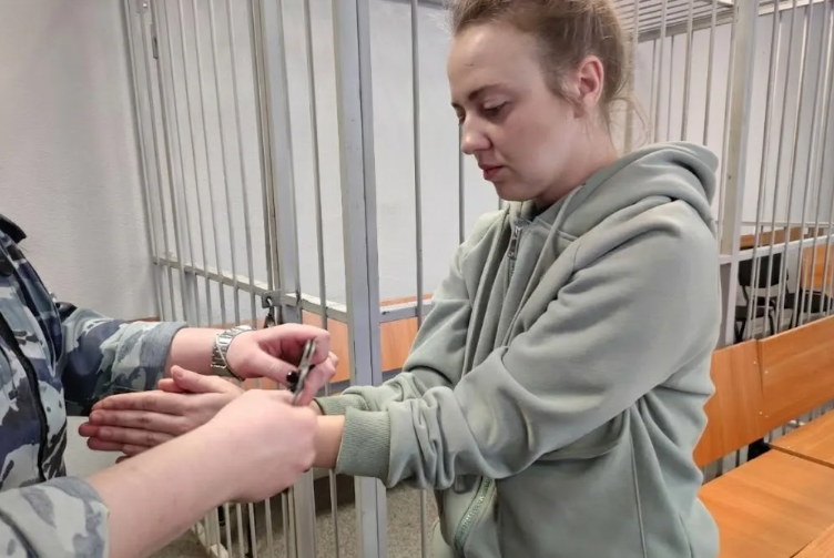 Менеджер ювелирного салона получила 2,5 года колонии за подмену данных и кражу золота