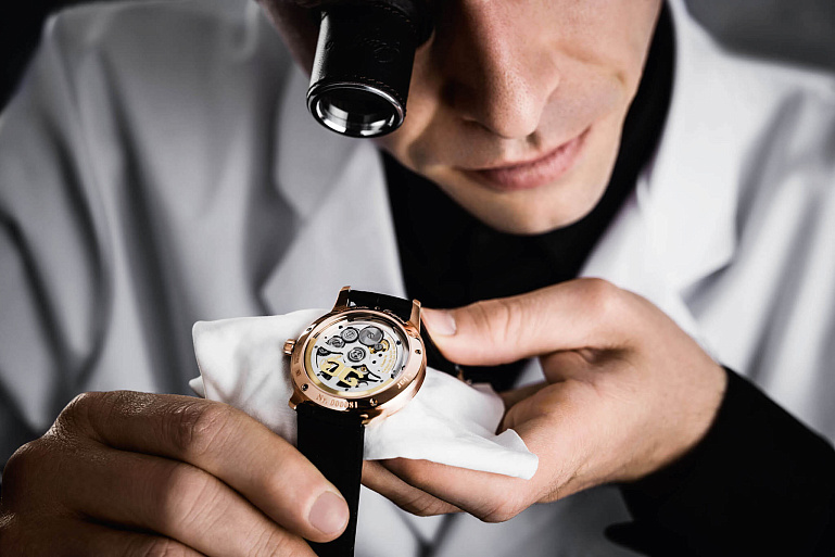 Минчанин сдал часы в ломбард и остался должен 5,5 тысячи рублей