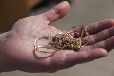 У сети ломбардов на Сахалине изъяли нелегальные ювелирные украшения