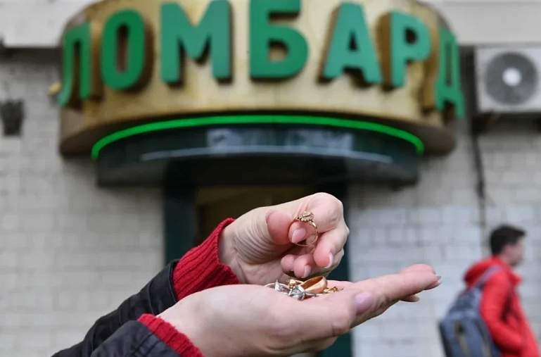 Продавец ювелирного магазина в Чите полгода воровала золото и сдавала в ломбарды