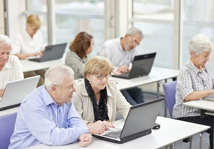 Работодателю (страхователю), с которым в трудовых отношениях состоят лица возраста 65 лет и старше