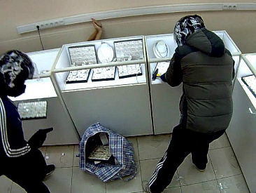 Вооруженные грабители с петардами напали на ювелирный магазин в Гуково