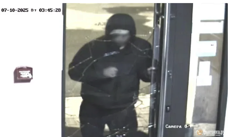 Росгвардия нашла подростка с пустыми футлярами в разгромленном ювелирном магазине